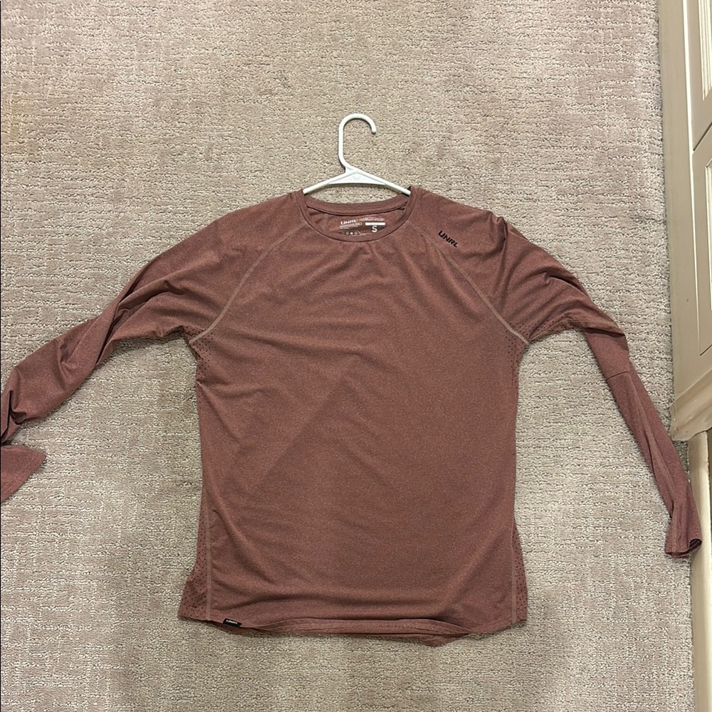 Unrl Men’s Stride Long Sleeve Shirt (Color: Heather Auburn)